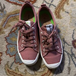 Caruma sneakers in salmon pink size 8.5